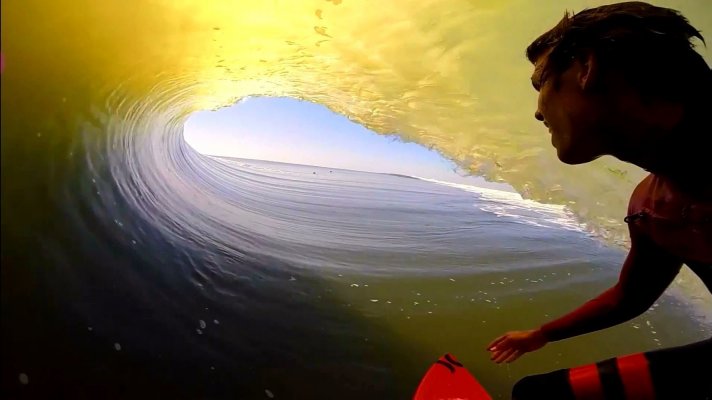 Koa Smith dans le plus long squelette Barrel Bay POV de l'intérieu